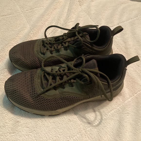 MENS UNDER ARMOUR GREEN CHARGED FOCUS TRAINING SHOES! - Picture 2 of 9